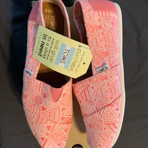 Toms Classic pink neon tribal flats